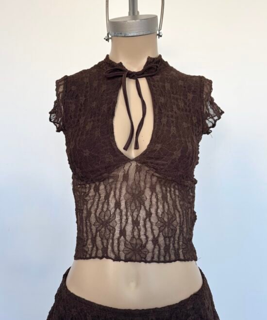 1604/EJ-Remera Encaje Judy Manga Corta Con Cuello Mao Tira Para Atar Y Pechera Forrado - Imagen 3