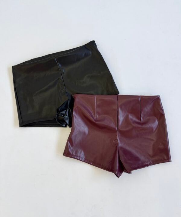Alternative view of 61/C-SHORT CUERINA LISO CLASICO CON PINZA Y CIERRE