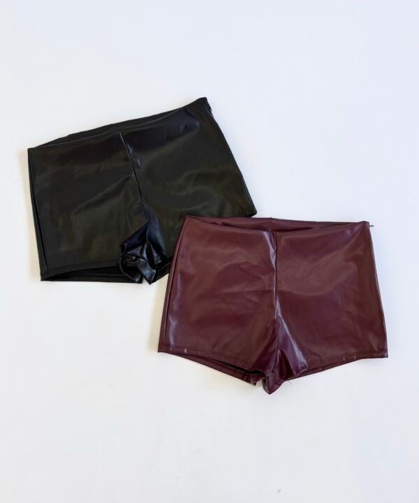 61/C-SHORT CUERINA LISO CLASICO CON PINZA Y CIERRE