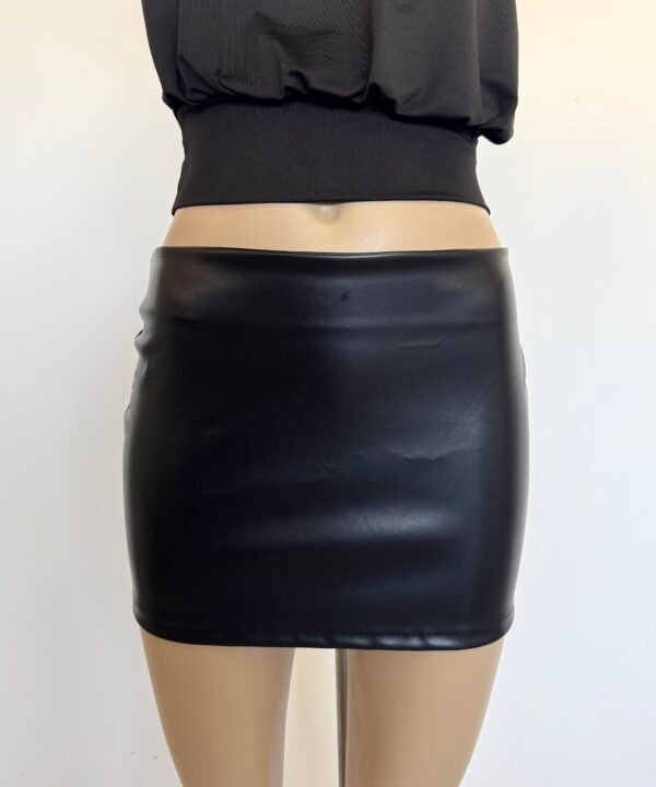 Alternative view of 621/CM-POLLERA CUERINA MINI TIRO BAJO CON PINZA Y CIERRE ATRAS