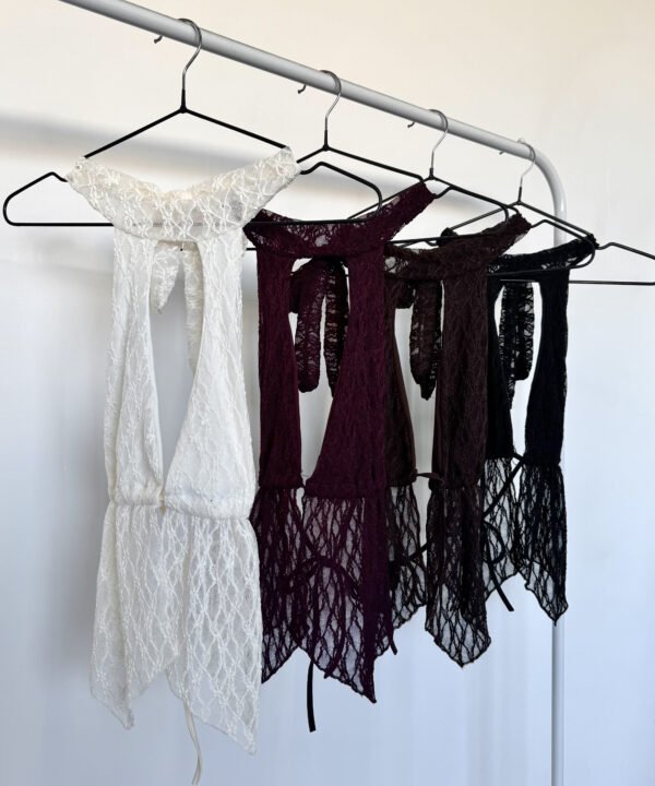 2577/E-TOP ENCAJE MONET CUELLO HALTER PARA ATAR CON PECHERRA FORRADO CORDON BAJO BUSTO Y VOLADO PICO