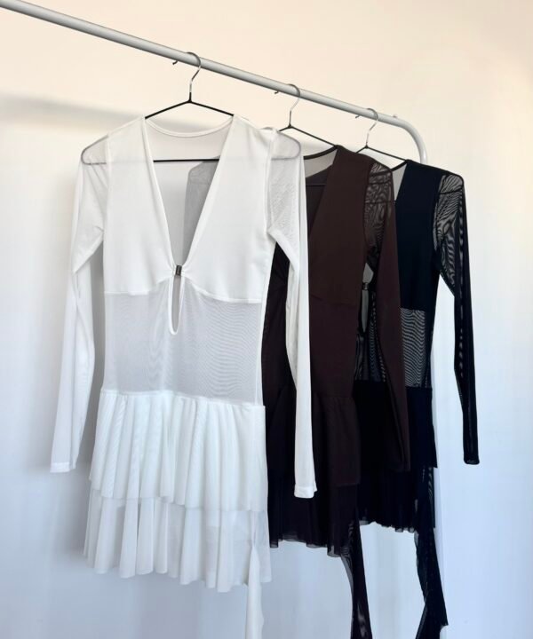 470/T-VESTIDO TUL LISO MANGA LARGA CENTRO HEBILLA BROCHE CHICO CON DOBLE VOLADO SHORT INTERNO Y VOLADO CAIDO LATERAL