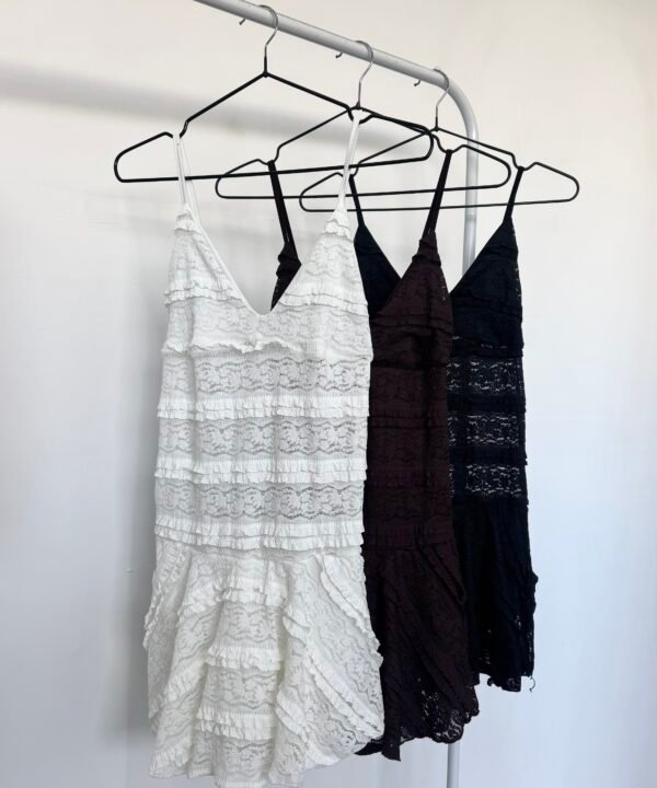 285/E-Vestido Encaje Voladito Maura Tirita Pechera Forrado Con Volado Y Short Interno