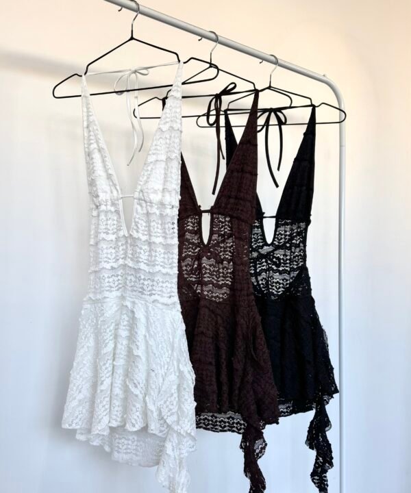 452/EM-Vestido Encaje Missha Pechera Larga Con Cordon Frunce Bajo Busto Y Volado Lateral Caido Con Short Interno