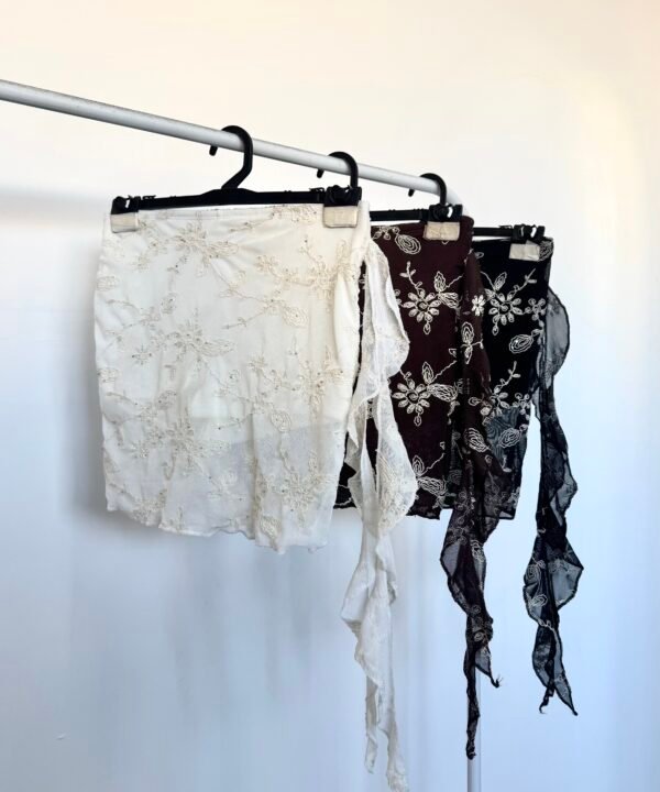 657/TH-Pollera Tul Hilo Bordado North Volado Caido Lateral Con Short Interno