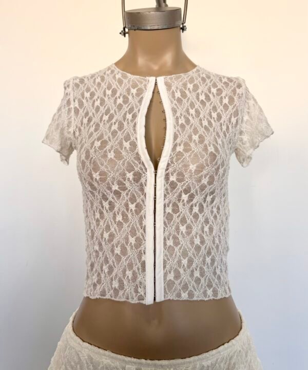 2021/ES-Remera Encaje Sora Manga Corta Cuello Rulotte Con Centro Cinta Corsetera - Imagen 3