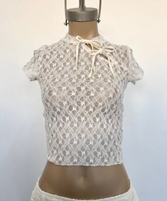 1945/ES-Remera Encaje Sora Manga Corta Cuello Mao Japo Con Recorte Diagonal 4 Tiras Para Atar - Imagen 3