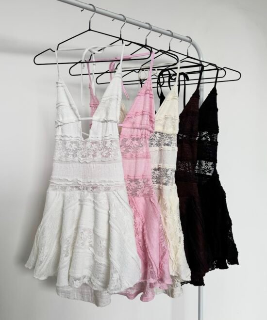 452/ER-Vestido Encaje Ruffle Pechera Con Cordon Frunce Bajo Busto Y Volado Con Short Interno