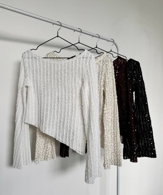 3293/LCR-Remera Lentejuela Crochet Kerlina Cuello Bote Con Manga Larga Oxford Y Pico Tajo Lateral